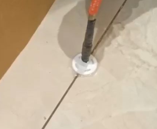 嘉禾瓷砖空鼓维修公司专业解答瓷砖在铺贴过程中，如果没有涂抹均匀到位的粘结材料（如水泥砂浆或瓷砖胶），可能会导致以下问题